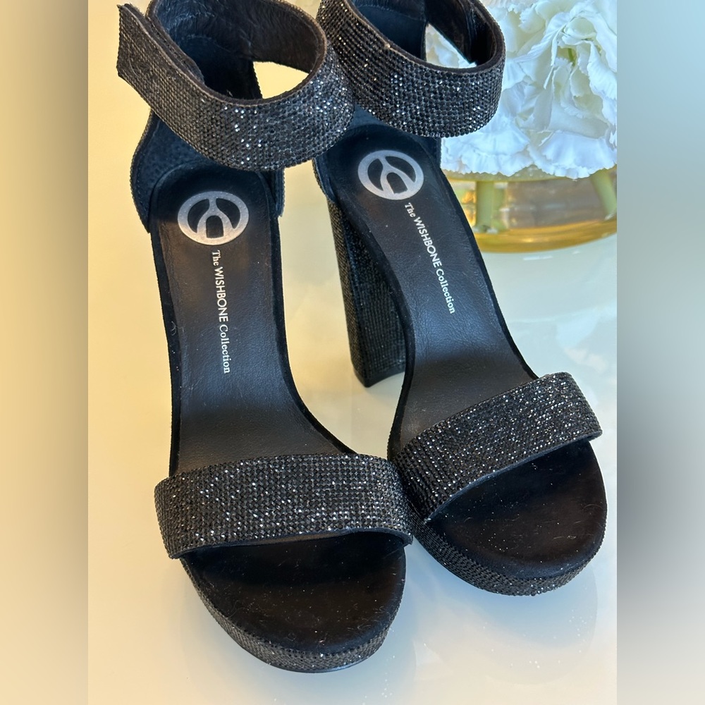 The wishbone sandals- size 7- Black